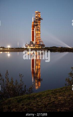 Le lanceur mobile à bord de la fusée SLS (Space Launch System) de la NASA et de l'engin spatial Orion est vu à l'intérieur du bâtiment d'assemblage de véhicules lors de l'ouverture des portes de High Bay 3 avant de lancer le complexe de lancement 39B pour la première fois, le jeudi 17 mars 2022, Au Kennedy Space Center de la NASA en Floride. Avant l'essai en vol Artemis I de la NASA, la fusée SLS et l'engin spatial Orion entièrement empilés et intégrés feront l'objet d'une répétition en robe humide au Launch Complex 39B pour vérifier les systèmes et pratiquer les procédures de compte à rebours pour le premier lancement. Crédit photo : (NASA/Keegan Barber) Banque D'Images