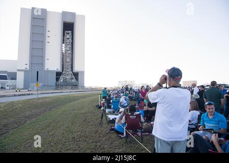 Des invités et des employés de la NASA regardent la fusée SLS (Space Launch System) de la NASA avec le vaisseau spatial Orion à bord, pour la première fois, à partir de High Bay 3 du bâtiment de montage de véhicules, le jeudi 17 mars 2022, au Kennedy Space Center de la NASA en Floride. Avant l'essai en vol Artemis I de la NASA, la fusée SLS et l'engin spatial Orion entièrement empilés et intégrés feront l'objet d'une répétition en robe humide au Launch Complex 39B pour vérifier les systèmes et pratiquer les procédures de compte à rebours pour le premier lancement. Crédit photo : (NASA/Aubrey Gemignani) Banque D'Images