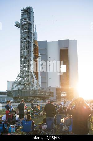 Des invités et des employés de la NASA regardent la fusée SLS (Space Launch System) de la NASA avec le vaisseau spatial Orion à bord, pour la première fois, à partir de High Bay 3 du bâtiment de montage de véhicules, le jeudi 17 mars 2022, au Kennedy Space Center de la NASA en Floride. Avant l'essai en vol Artemis I de la NASA, la fusée SLS et l'engin spatial Orion entièrement empilés et intégrés feront l'objet d'une répétition en robe humide au Launch Complex 39B pour vérifier les systèmes et pratiquer les procédures de compte à rebours pour le premier lancement. Crédit photo : (NASA/Aubrey Gemignani) Banque D'Images