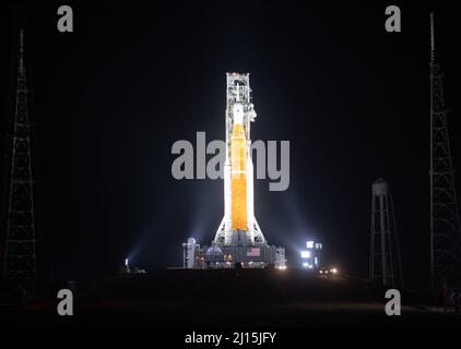 La fusée SLS (Space Launch System) de la NASA à bord de l'engin spatial Orion est illuminée par des projecteurs au sommet d'un lanceur mobile au Launch Complex 39B, le vendredi 18 mars 2022, après avoir été lancée pour la première fois sur le plateau de lancement au Kennedy Space Center de la NASA en Floride. Avant l'essai en vol Artemis I de la NASA, la fusée SLS et l'engin spatial Orion entièrement empilés et intégrés feront l'objet d'une répétition en robe humide au Launch Complex 39B pour vérifier les systèmes et pratiquer les procédures de compte à rebours pour le premier lancement. Crédit photo : (NASA/Joel Kowsky) Banque D'Images