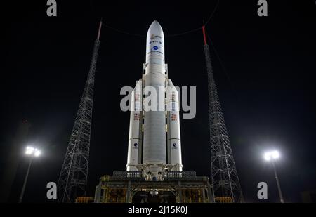 La fusée Ariane 5 d'Arianespace avec le télescope spatial James Webb de la NASA à bord, est vue sur le plateau de lancement, le jeudi 23 décembre 2021, au Spaceport d'Europe, Le Centre spatial de la Guyane à Kourou, Guyane française. Le télescope spatial James Webb (parfois appelé JWST ou Webb) est un grand télescope infrarouge doté d'un miroir primaire de 21,3 pieds (6,5 mètres). L'observatoire étudiera chaque phase de l'histoire cosmique, de l'intérieur de notre système solaire aux galaxies observables les plus éloignées du début de l'univers. Crédit photo : (NASA/Bill Ingalls) Banque D'Images