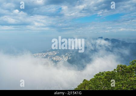 Vue panoramique depuis le sommet du mont Corcovado à Rio de Janeiro, Brésil. Banque D'Images