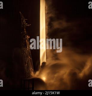 La fusée SpaceX Falcon 9 est vue dans cette photographie d'exposition de 30 secondes alors qu'elle se lance avec le test de redirection des astéroïdes doubles, ou DART, vaisseau spatial à bord, le mardi 23 novembre, 2021, heure du Pacifique (nov 24 heure de l'est) du complexe de lancement spatial 4E à la base de la force spatiale de Vandenberg, en Californie. La DART est le premier test de défense planétaire à grande échelle au monde, démontrant une méthode de la technologie de déflexion des astéroïdes. La mission a été construite et est gérée par l'APL Johns Hopkins pour le Bureau de coordination de la défense planétaire de la NASA. Crédit photo : (NASA/Bill Ingalls) Banque D'Images