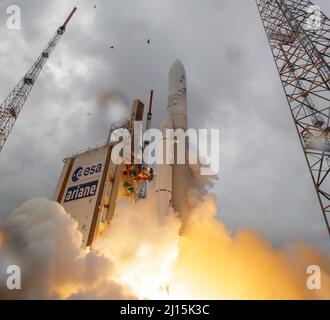 La fusée Ariane 5 d'Arianespace est lancée avec le télescope spatial James Webb de la NASA à bord, le samedi 25 décembre 2021, à partir de la zone de lancement ELA-3 du Spaceport d'Europe au Centre spatial de la Guyane à Kourou, en Guyane française. Le télescope spatial James Webb (parfois appelé JWST ou Webb) est un grand télescope infrarouge doté d'un miroir primaire de 21,3 pieds (6,5 mètres). L'observatoire étudiera chaque phase de l'histoire cosmique, de l'intérieur de notre système solaire aux galaxies observables les plus éloignées du début de l'univers. Crédit photo : (NASA/Bill Ingalls) Banque D'Images