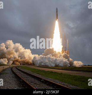 La fusée Ariane 5 d'Arianespace est lancée avec le télescope spatial James Webb de la NASA à bord, le samedi 25 décembre 2021, à partir de la zone de lancement ELA-3 du Spaceport d'Europe au Centre spatial de la Guyane à Kourou, en Guyane française. Le télescope spatial James Webb (parfois appelé JWST ou Webb) est un grand télescope infrarouge doté d'un miroir primaire de 21,3 pieds (6,5 mètres). L'observatoire étudiera chaque phase de l'histoire cosmique, de l'intérieur de notre système solaire aux galaxies observables les plus éloignées du début de l'univers. Crédit photo : (NASA/Bill Ingalls) Banque D'Images