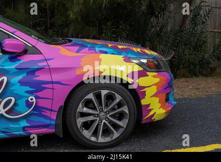 PORT ARANSAS, TX - 31 JANVIER 2020 : gros plan d'une voiture Honda colorée avec peinture personnalisée utilisée pour la publicité gratitude, une boutique de cadeaux unique. Eyela Banque D'Images