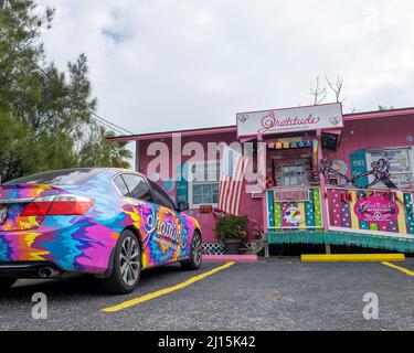 PORT ARANSAS, TX - 31 JANVIER 2020 : voiture Honda colorée avec peinture personnalisée pour la publicité est garée devant gratitude, une boutique de cadeaux unique. Banque D'Images