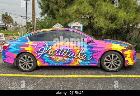 PORT ARANSAS, TX - 31 JANV. 2020: Voiture Honda colorée avec peinture personnalisée Job pour la publicité gratitude, une boutique de cadeaux unique. Banque D'Images