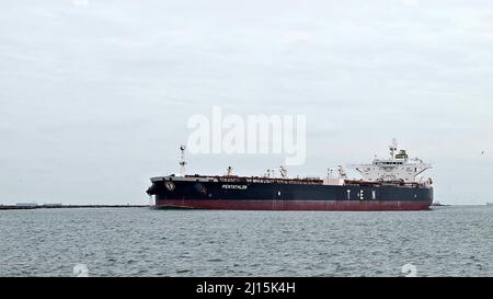 PORT ARANSAS, TX - 31 JANVIER 2020 : le PENTATHLON, un navire pétrolier, passe devant la jetée sud sur l'eau du chenal maritime entre le golfe de Banque D'Images