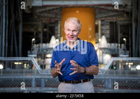 Bill Nelson, administrateur de la NASA, est interviewé lors d’une visite du bâtiment d’assemblage de véhicules (VAB), le mercredi 28 juillet 2021, au Kennedy Space Center de la NASA, en Floride. Le système de lancement spatial (SLS) de la NASA est la première fusée spatiale profonde construite pour transporter les humains vers la lune et au-delà depuis le Saturne V. photo Credit: (NASA/Aubrey Gemignani) Banque D'Images