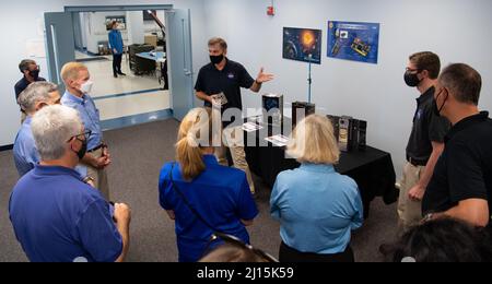 Dave Wilcox, chef du bureau de projet de petit satellite au centre de la centrale de vol Wallops de la NASA, parle de cubesats avec Bill Nelson, administrateur de la NASA, Bob Cabana, administrateur associé de la NASA, Dave Pierce, directeur de la centrale de vol Wallops de la NASA, PAM Melroy, administrateur adjoint de la NASA, Et Thomas Zurbuchen, administrateur associé de la Direction des missions scientifiques de la NASA lors de la visite des petits satellites, Laboratoire de recherche et de développement de ballons, le mardi 10 août 2021, à l'installation de vol Wallops de la NASA, en Virginie. Crédit photo : (NASA/Joel Kowsky) Banque D'Images