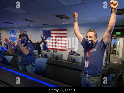 Les membres de l'équipe de la NASA, persévérance rover, réagissent au contrôle de la mission après avoir reçu confirmation que l'engin spatial a réussi à s'arrêter sur Mars, le jeudi 18 février 2021, au Jet propulsion Laboratory de la NASA à Pasadena, en Californie. L’un des principaux objectifs de la mission de persévérance sur Mars est l’astrobiologie, y compris la recherche de signes de vie microbienne ancienne. Le rover caractérisera la géologie de la planète et le climat passé, ouvrira la voie à l’exploration humaine de la planète Rouge, et sera la première mission à collecter et à mettre en cache le rocher et le regolith martiens. Crédit photo : (NASA/Bill Ingalls) Banque D'Images