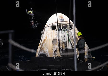 Les équipes de soutien travaillent autour de l'engin spatial SpaceX Crew Dragon Endeavour peu après son atterrissage avec les astronautes de la NASA Shane Kimbrough et Megan McArthur, astronaute de l'Agence japonaise d'exploration aérospatiale (JAXA) Aki Hoshide, Et l'astronaute Thomas Pesquet de l'ESA (Agence spatiale européenne) à bord dans le golfe du Mexique, au large de la côte de Pensacola, en Floride, le lundi 8 novembre 2021. La mission SpaceX Crew-2 de la NASA est la deuxième mission opérationnelle du vaisseau spatial SpaceX Crew Dragon et de la fusée Falcon 9 à destination de la Station spatiale internationale dans le cadre du programme commercial Crew de l’agence. Crédit photo: (NASA/Aubrey Gemignan Banque D'Images