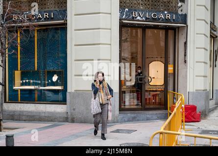 Madrid, Espagne. 19th févr. 2022. Un piéton passe devant le magasin Bulgari de la marque italienne d'accessoires de luxe en Espagne. Crédit : SOPA Images Limited/Alamy Live News Banque D'Images