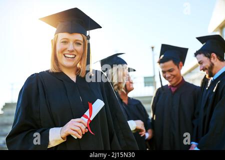 Il est payant de mettre dans l'effort. Portrait d'un étudiant titulaire de son diplôme le jour de l'obtention de son diplôme. Banque D'Images
