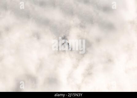 Gaza, Palestine. 22nd mars 2022. Un avion de reconnaissance israélien survole la ville de Gaza. Crédit : SOPA Images Limited/Alamy Live News Banque D'Images