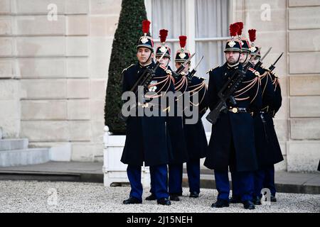 L'illustration montre les gardes républicains français (garde) (Garde de Republicaine) à l'intérieur de la cour jusqu'au Palais de l'Elysée (Palais de l'El) Banque D'Images