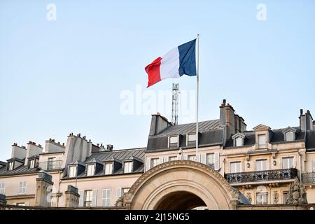 Un drapeau français (bleu blanc et rouge) vole à l'intérieur de la cour jusqu'au Palais de l'Elysée (Palais de l'Elysée), résidence du Président de l'Elysée Banque D'Images