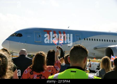 Melbourne. Comté de Brevard. Floride. ÉTATS-UNIS. 22 mars 2022. En provenance de Manchester, Angleterre le premier vol transatlantique du Royaume-Uni à bord d'un avion TUI arrive à l'aéroport international d'Orlando de Melbourne. Des travaux de construction importants sont en cours à l'aéroport de Melbourne pour gérer 16 vols par semaine pendant la saison estivale arrivant sur Boeing 787 Dreamliner. 200 touristes et membres d'équipage sont arrivés sur ce vol inaugural, certains séjournant dans la région et d'autres se sont intéressés aux attractions de la région. Crédit photo : Julian Leek/Alay Live News Banque D'Images