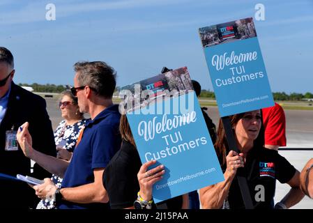 Melbourne. Comté de Brevard. Floride. ÉTATS-UNIS. 22 mars 2022. En provenance de Manchester, Angleterre le premier vol transatlantique du Royaume-Uni à bord d'un avion TUI arrive à l'aéroport international d'Orlando de Melbourne. Des travaux de construction importants sont en cours à l'aéroport de Melbourne pour gérer 16 vols par semaine pendant la saison estivale arrivant sur Boeing 787 Dreamliner. 200 touristes et membres d'équipage sont arrivés sur ce vol inaugural, certains séjournant dans la région et d'autres se sont intéressés aux attractions de la région. Crédit photo : Julian Leek/Alay Live News Banque D'Images