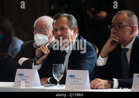 Bogota, Colombie. 22nd mars 2022. Luis Guillermo Perez magistrat de la commission électorale lors d'une réunion de garanties électorales où le registraire national Alexander Vega a choisi de ne pas faire de nouveau décompte des élections législatives de 2022, à Bogota, Colombie le 22 mars 2022. Photo de: CHEPA Beltran/long Visual Press crédit: Long Visual Press/Alay Live News Banque D'Images