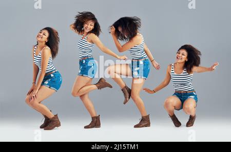 Expressions par la danse. Image composite d'une jeune femme insouciante posant en studio. Banque D'Images