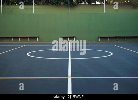 La Cour est en session. Photo d'un terrain de basket-ball vide. Banque D'Images