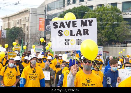 San Francisco, CA - 13 janvier 2022 : participants non identifiés dans un rassemblement pour sauver l'énergie solaire en Californie. En attente de panneaux, en marchant vers le bâtiment de l'État Banque D'Images