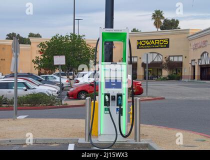 Corona, CA - 30 janvier 2022 : stations de charge électrique pour véhicules électriques d'Amérique. Un réseau de station de charge rapide c.c. de véhicule électrique aux États-Unis, avec plus de 500 Banque D'Images