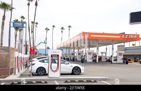 Bakersfield, CA - 29 janvier 2022 : station de charge Tesla à côté de la station-service sur la Stockton Hwy. Les stations de compresseur de suralimentation permettent aux voitures Tesla de Banque D'Images