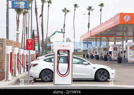 Bakersfield, CA - 29 janvier 2022 : station de charge Tesla à côté de la station-service sur la Stockton Hwy. Les stations de compresseur de suralimentation permettent aux voitures Tesla de Banque D'Images