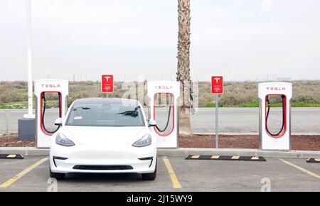 Bakersfield, CA - 29 janvier 2022 : station de charge Tesla à côté de la station-service sur la Stockton Hwy. Les stations de compresseur de suralimentation permettent aux voitures Tesla de Banque D'Images