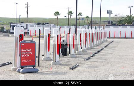 Kettleman City, CA - 29 janvier 2022 : nouvelle station de charge Tesla en attente de pavage. Les stations de surcompresseur permettent aux voitures Tesla d'être rapides- Banque D'Images