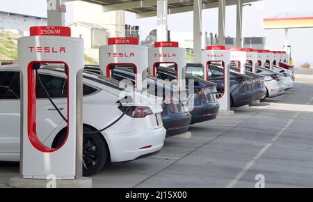 Kettleman City, CA - 29 janvier 2022 : de nombreuses voitures se chargent à une station de recharge Tesla. Les stations de compresseur de suralimentation permettent aux voitures Tesla d'être chargées rapidement à Th Banque D'Images