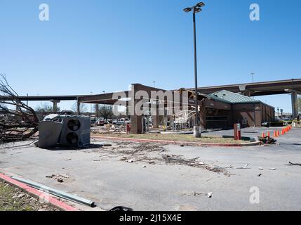 Round Rock, Texas, États-Unis. 22nd mars 2022. Dommages causés à la Bank of America par une tornade le 21 2022 mars qui a touché à Round Rock, Texas. Matthew Lynch via CSM/Alamy Live News Banque D'Images