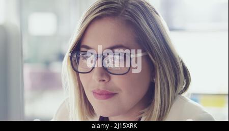 Shes une personne très concentrée. Photo rognée d'une femme d'affaires attirante travaillant sur son ordinateur au bureau. Banque D'Images