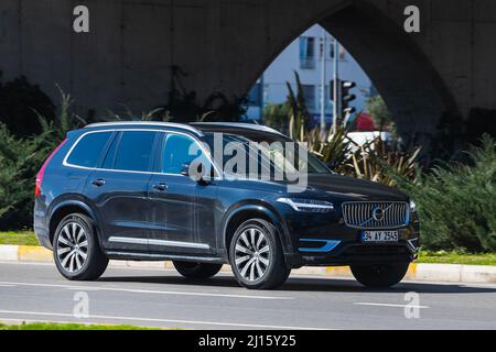 Antalya ; Turquie – 04 2022 mars : la Volvo XC90 noire se conduit rapidement dans la rue lors d'une chaude journée d'été avec un pont en toile de fond Banque D'Images