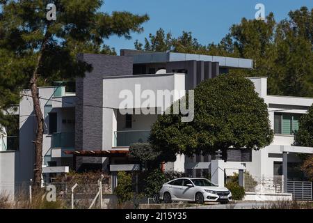 Side; Turquie – Mars 01 2022: Architecture moderne. Zone riche et moderne avec villas et appartements. Banque D'Images