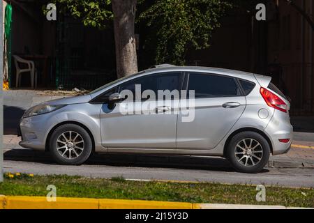Side ; Turquie – Mars 01 2022 : Silver Ford Fiesta est garé dans la rue par une chaude journée Banque D'Images
