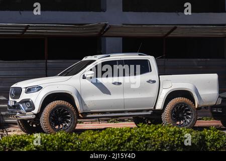 Side ; Turquie – 01 2022 mars : la Mercedes-Benz X-Class blanche est garée dans la rue lors d'une chaude journée d'été sur fond d'un bâtiment, des arbres Banque D'Images