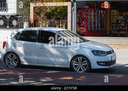 Side; Turquie – Mars 01 2022: Blanc Volkswagen Polo est garée dans la rue par une chaude journée Banque D'Images