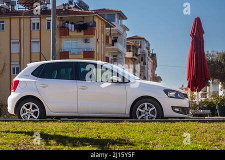 Side; Turquie – Mars 01 2022: Blanc Volkswagen Polo est garée dans la rue par une chaude journée Banque D'Images