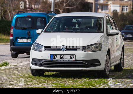 Side; Turquie – Mars 01 2022: Blanc Volkswagen Polo est garée dans la rue par une chaude journée Banque D'Images