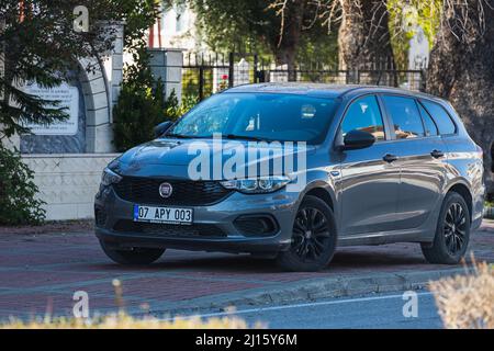 Side; Turquie – Mars 01 2022: Gray Fiat Egea se garer dans la rue un jour d'été Banque D'Images