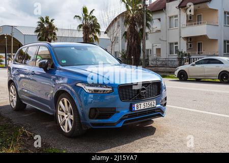 Side, Turquie – 28 2022 février : Black Volvo XC90 est garée dans la rue par une chaude journée Banque D'Images