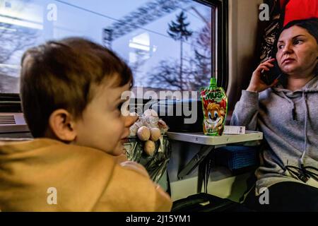 Medyka, Pologne. 13th mars 2022. Les réfugiés ukrainiens vus sur un train arrivant de la frontière entre l'Ukraine et la Pologne. Depuis le début de la guerre, plus de 3 millions de personnes ont fui le pays. Crédit : SOPA Images Limited/Alamy Live News Banque D'Images