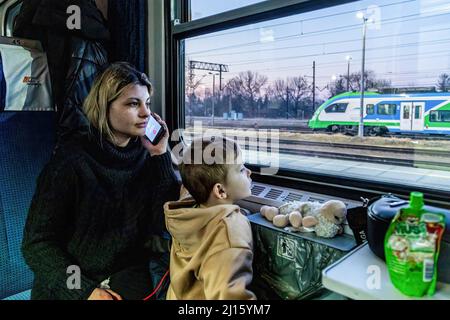 Medyka, Pologne. 13th mars 2022. Les réfugiés ukrainiens vus sur un train arrivant de la frontière entre l'Ukraine et la Pologne. Depuis le début de la guerre, plus de 3 millions de personnes ont fui le pays. Crédit : SOPA Images Limited/Alamy Live News Banque D'Images