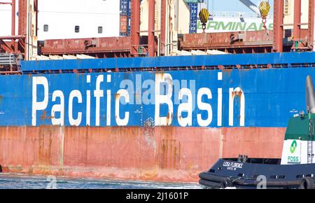 Oakland, CA - 10 mars 2022 : le transporteur de vrac du bassin du Pacifique JAMES BAY entre dans le port d'Oakland. Pacific Basin exploite l'une des plus grandes flottes de h Banque D'Images