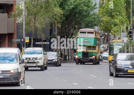 19th mars 2022, Sydney Australie : les bus à impériale d'époque de Sydney ont effectué des excursions gratuites toute la journée pour l'anniversaire du pont du port de Sydney en 90th Banque D'Images