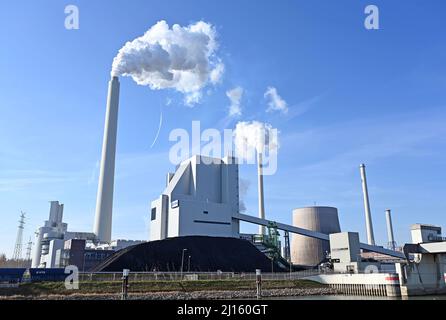 Karlsruhe, Allemagne. 11th mars 2022. Photo extérieure de la centrale vapeur Rheinhafen. L'exploitant de l'usine est Energie Baden-Württemberg AG (EnBW). La conférence de presse annuelle de l'entreprise aura lieu le 23 mars 2022. Credit: Uli Deck/dpa/Alay Live News Banque D'Images